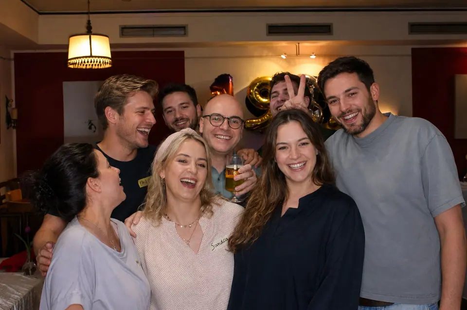Freunde lachen gemeinsam in die Fotobox-Kamera
